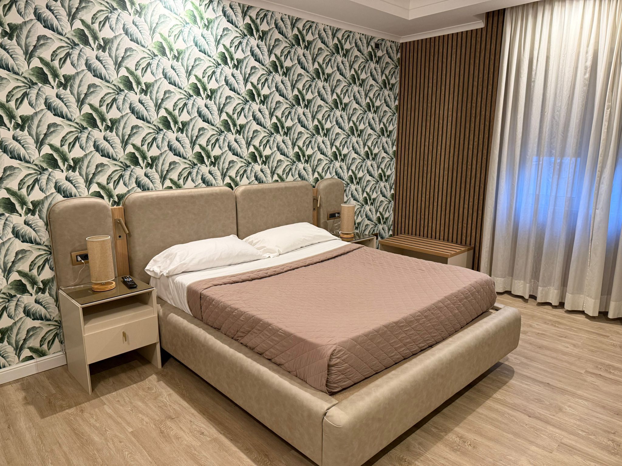 Couette en duvet, coffre-fort, bureau, rideaux d’obscurcissement