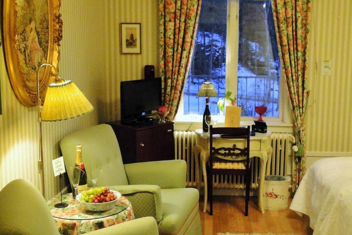 superior double room | living room | flat-screen tv