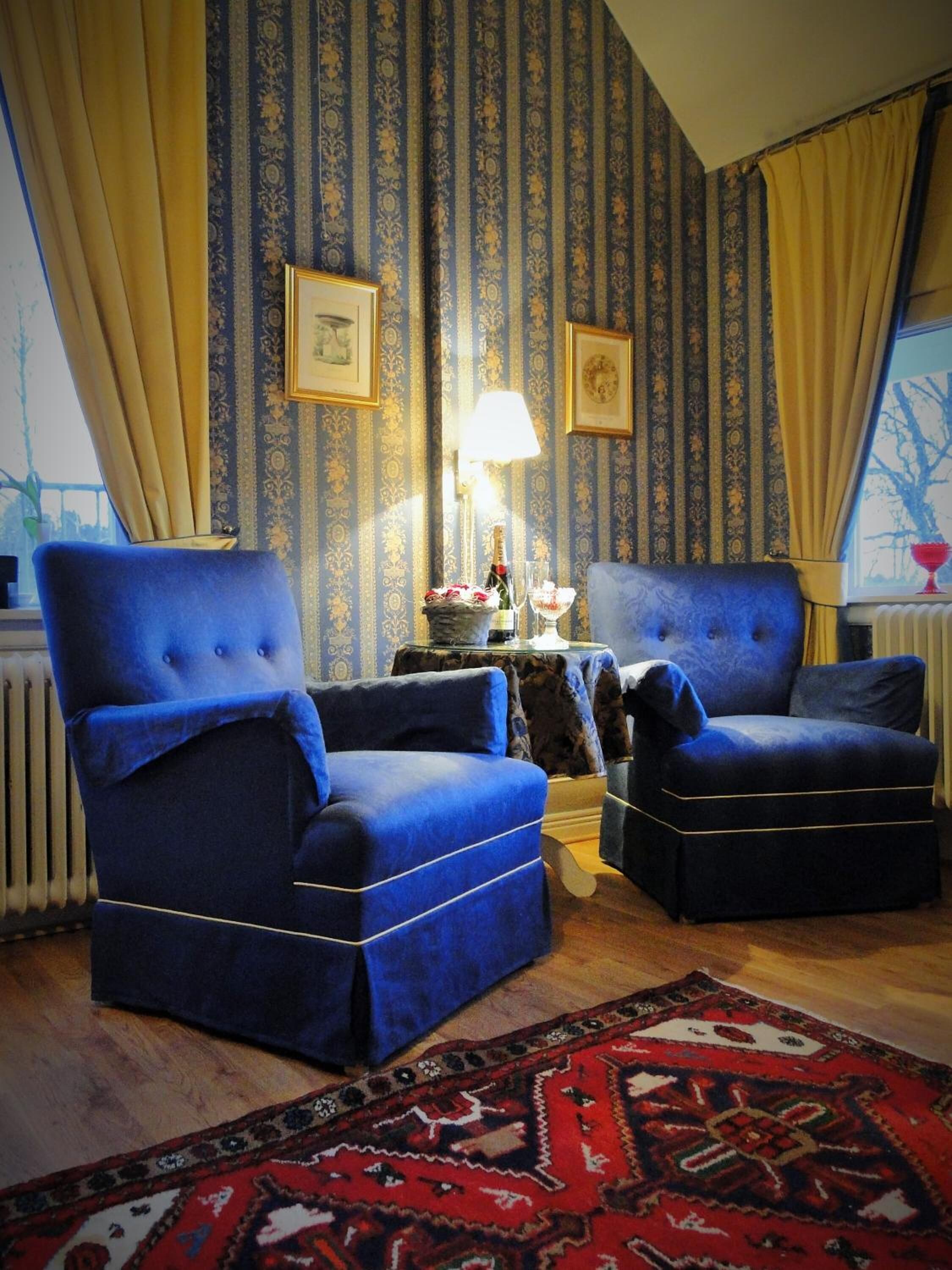 junior suite | living room | flat-screen tv