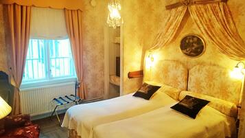 Minibar, escritorio, tabla de planchar con plancha y wifi gratis