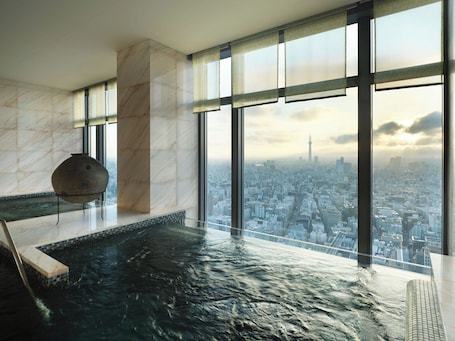 Sauna, hot tub, steam room, body treatments, aromatherapy. Mandarin Oriental, Tokyo