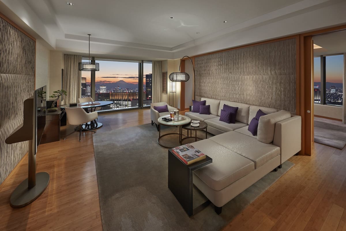 Oriental Suite, 1 kingsize bed | Luxe beddengoed, een minibar, een kluis op de kamer, een bureau