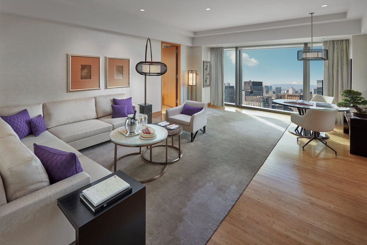 Luxe beddengoed, een minibar, een kluis op de kamer, een bureau