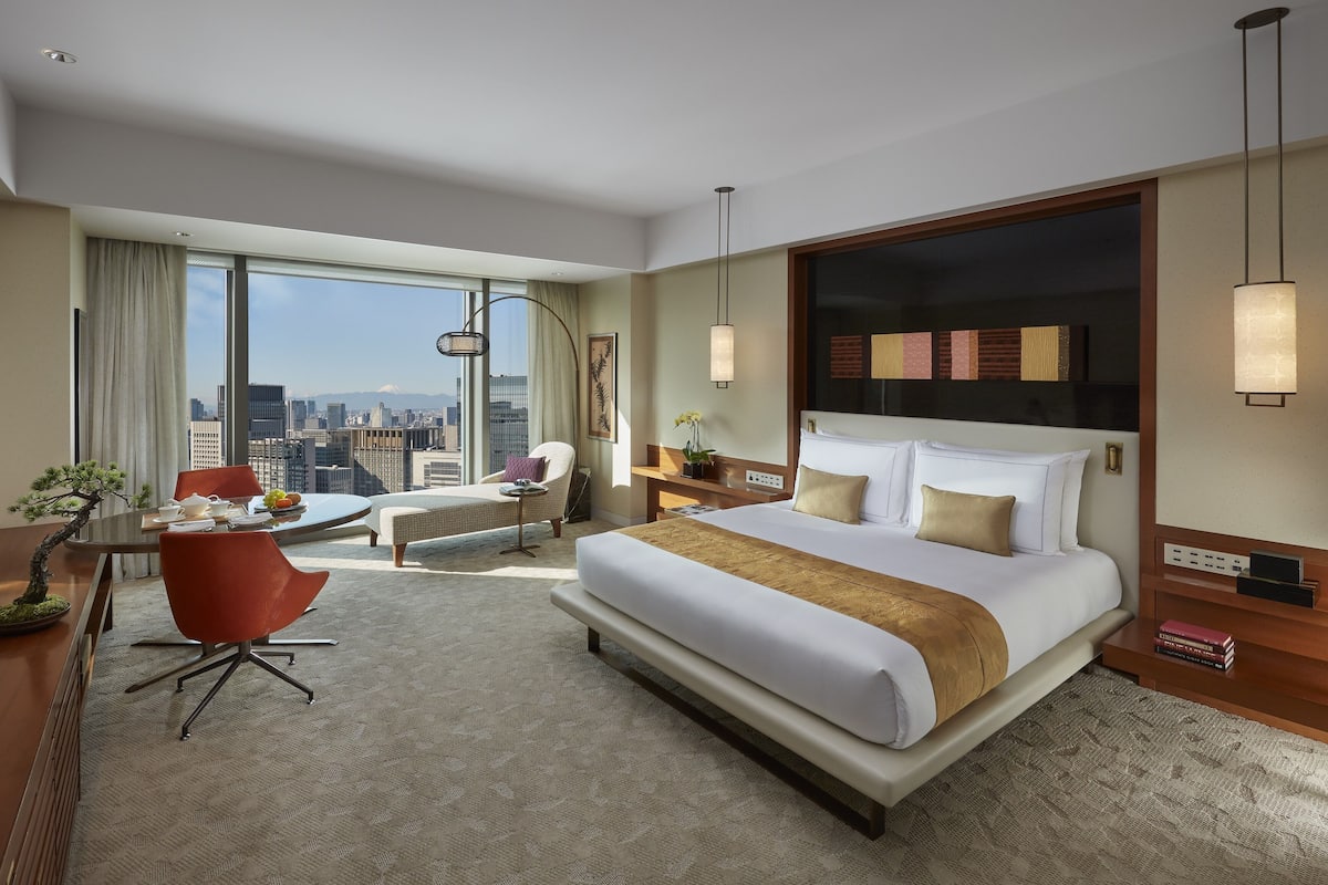 Deluxe kamer, 1 kingsize bed | Luxe beddengoed, een minibar, een kluis op de kamer, een bureau