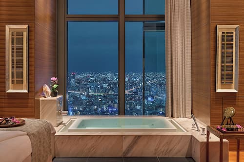 Sauna, tina de hidromasaje, baño de vapor y tratamientos corporales