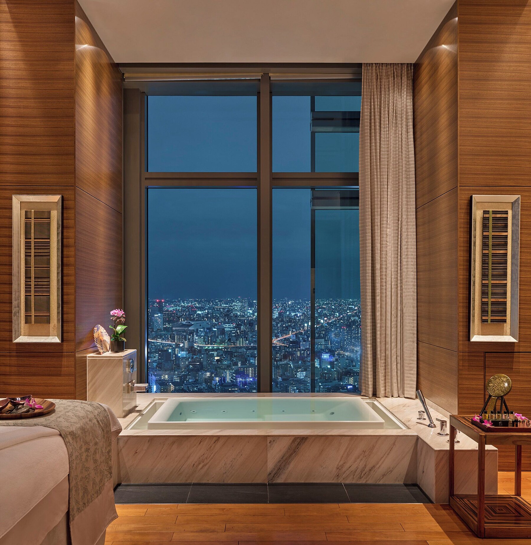 Sauna, hot tub, steam room, body treatments, aromatherapy
