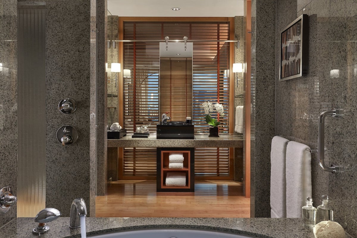Luxe beddengoed, een minibar, een kluis op de kamer, een bureau
