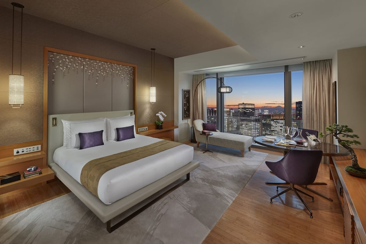 Mandarin, Grand kamer, 1 kingsize bed | Luxe beddengoed, een minibar, een kluis op de kamer, een bureau