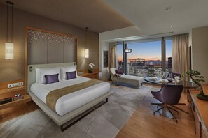 Mandarin, 頂級客房, 1 張特大雙人床 | 高級寢具、迷你吧、房內夾萬、書桌