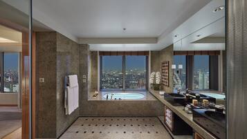 Hochwertige Bettwaren, Minibar, Zimmersafe, Schreibtisch