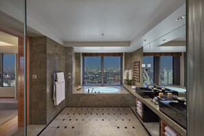 A modern bathroom with a large bathtub, two sinks, and a city view. - Mandarin Oriental, Tokyo (Tokyo)