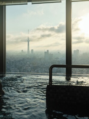 Sauna, tina de hidromasaje, baño de vapor y tratamientos corporales 