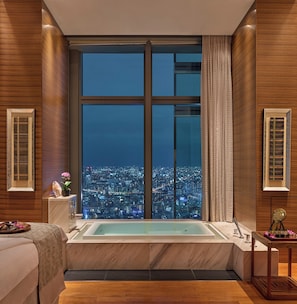 Sauna, poreallas, höyrysauna, vartalohoitoja, aromaterapiaa