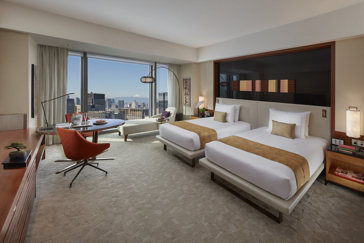Luxe beddengoed, een minibar, een kluis op de kamer, een bureau