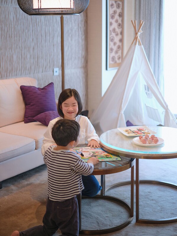A living room with a sofa, a round glass table, and a teepee tent. - Mandarin Oriental, Tokyo (Tokyo)