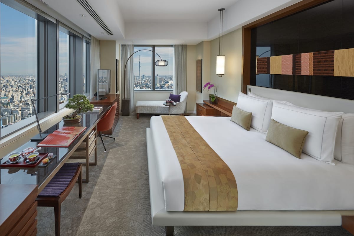 Deluxe kamer, 1 kingsize bed, op de hoek | Luxe beddengoed, een minibar, een kluis op de kamer, een bureau