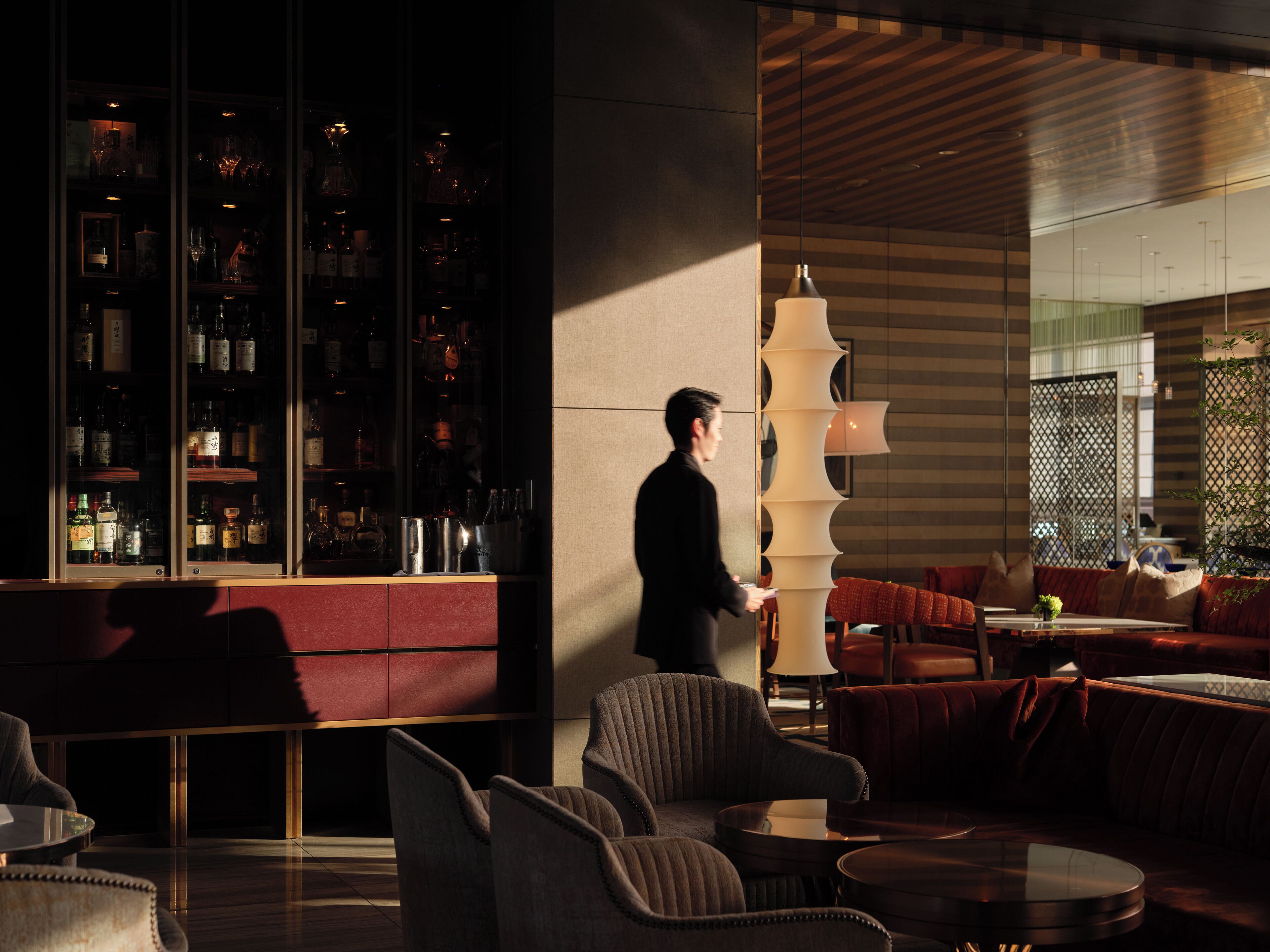 2 Bars/Lounges