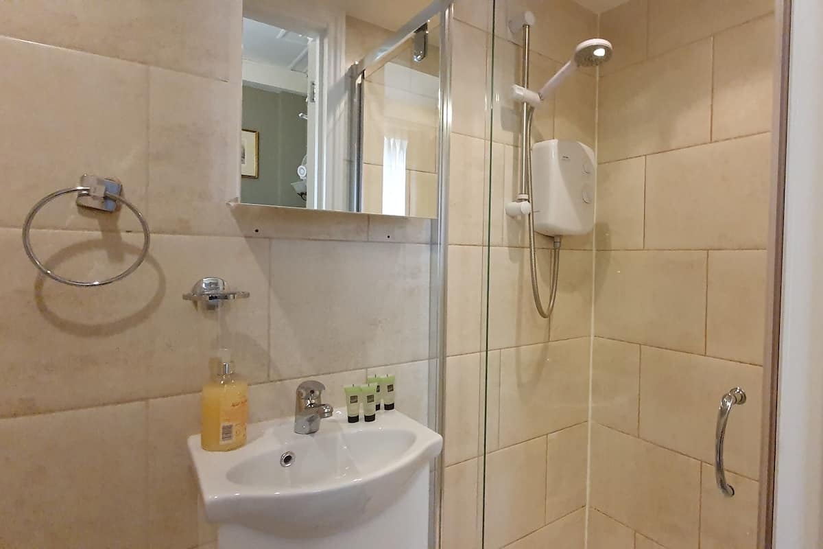 Articles de toilette gratuits, sèche-cheveux, serviettes fournies, savon