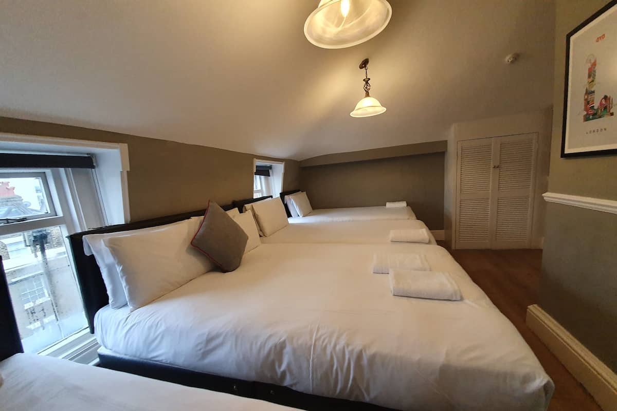 Family Room with Single Beds | Fer et planche à repasser, Wi-Fi gratuit, draps fournis