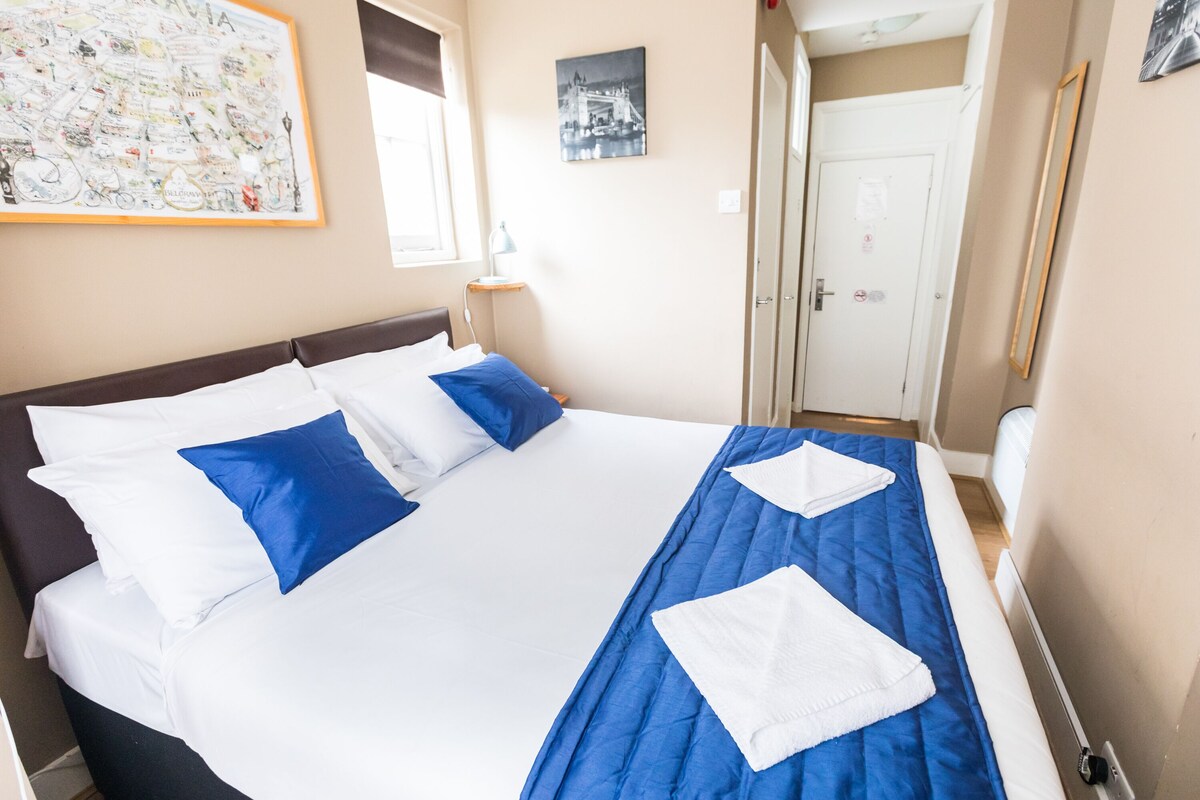 Standard Double Room | Iron/ironing board, free WiFi, bed sheets