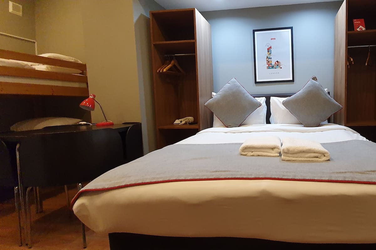 Chambre Familiale | Fer et planche à repasser, Wi-Fi gratuit, draps fournis