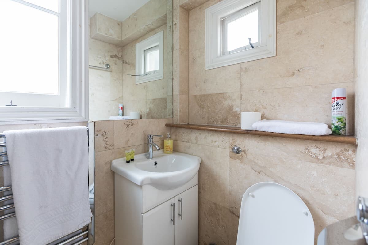 Articles de toilette gratuits, sèche-cheveux, serviettes fournies, savon