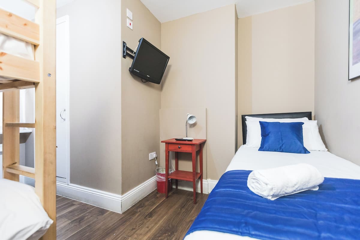 Tabla de planchar con plancha, wifi gratis y ropa de cama
