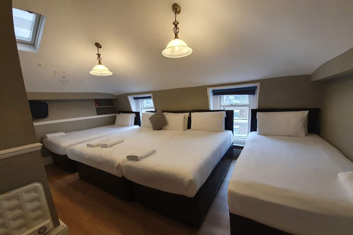 Family Room with Single Beds | เตารีด/โต๊ะรีดผ้า, Wi-Fi ฟรี, ผ้าปูที่นอน