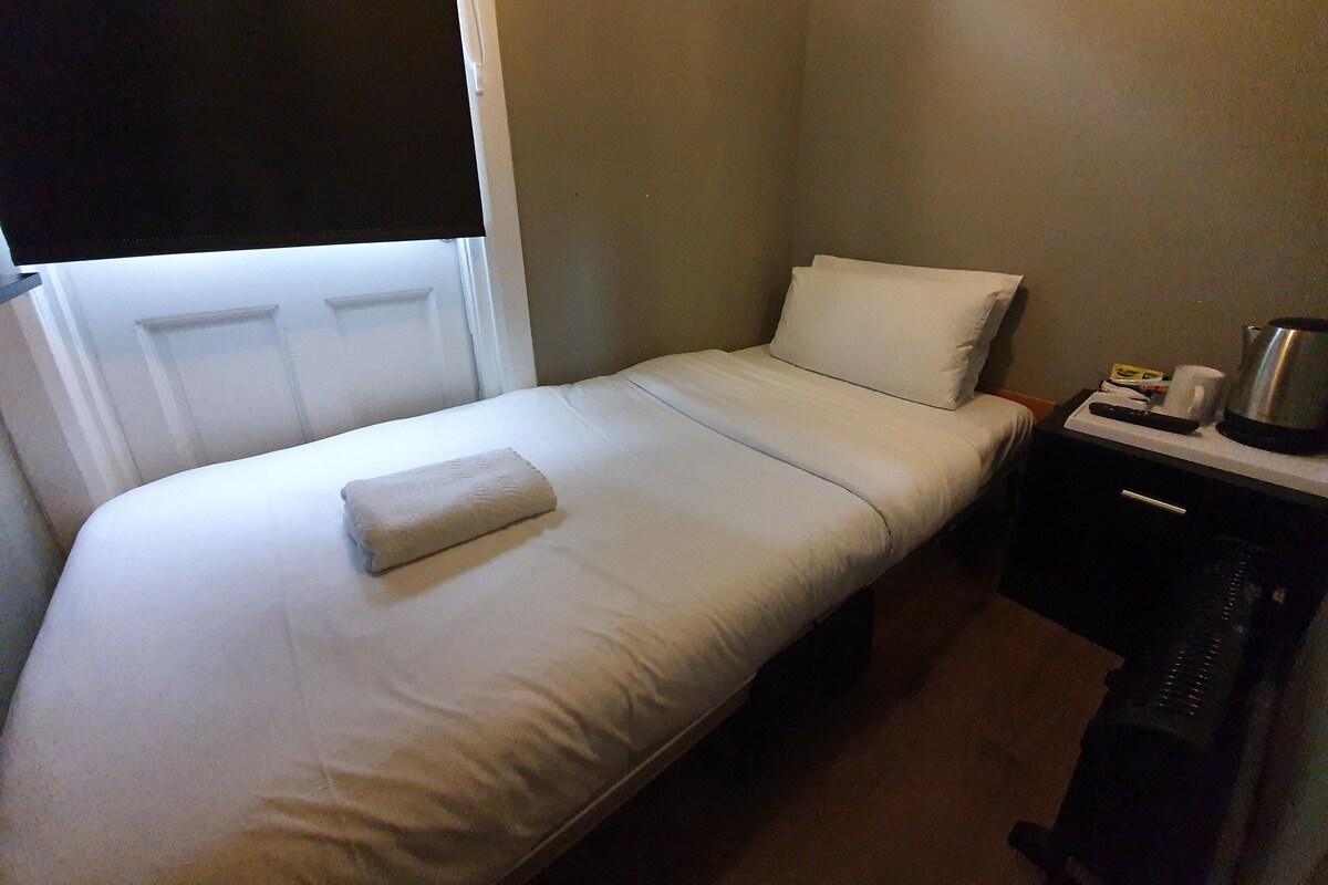 Basic Single Room, Shared Bathroom | Iron/ironing board, free WiFi, bed sheets
