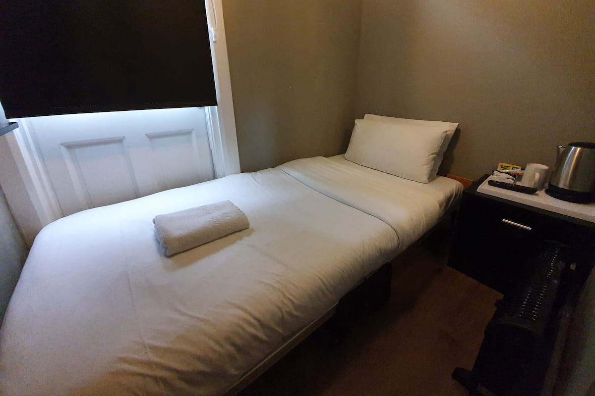 Tabla de planchar con plancha, wifi gratis y ropa de cama