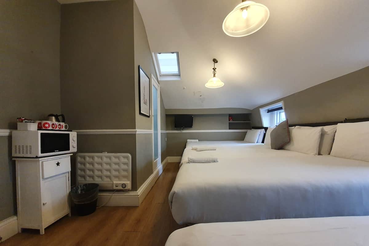 Tabla de planchar con plancha, wifi gratis y ropa de cama
