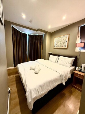 アイロン / アイロン台、WiFi (無料)、ベッドシーツ