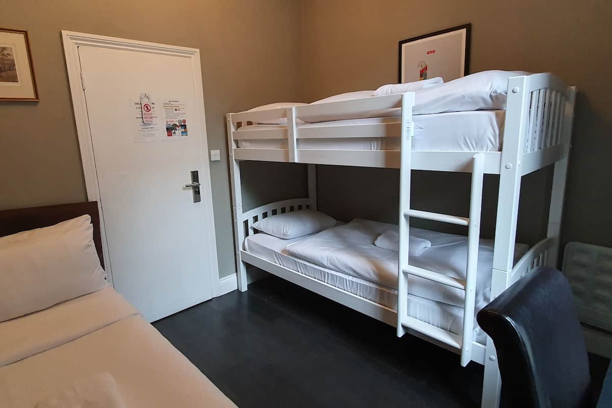 Chambre Triple Standard, salle de bains commune | Fer et planche à repasser, Wi-Fi gratuit, draps fournis