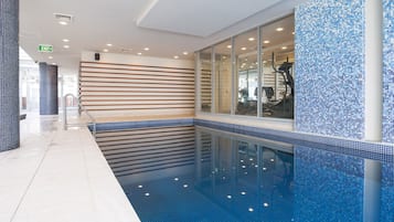 Una piscina cubierta