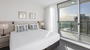 In-room safe, laptop workspace, iron/ironing board, cribs (surcharge) - Oaks Glenelg Liberty Suites (Glenelg)