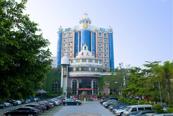 Un gran hotel con una cúpula central y varias alas.