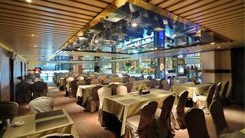 Breakfast (CNY 85.8 per person)