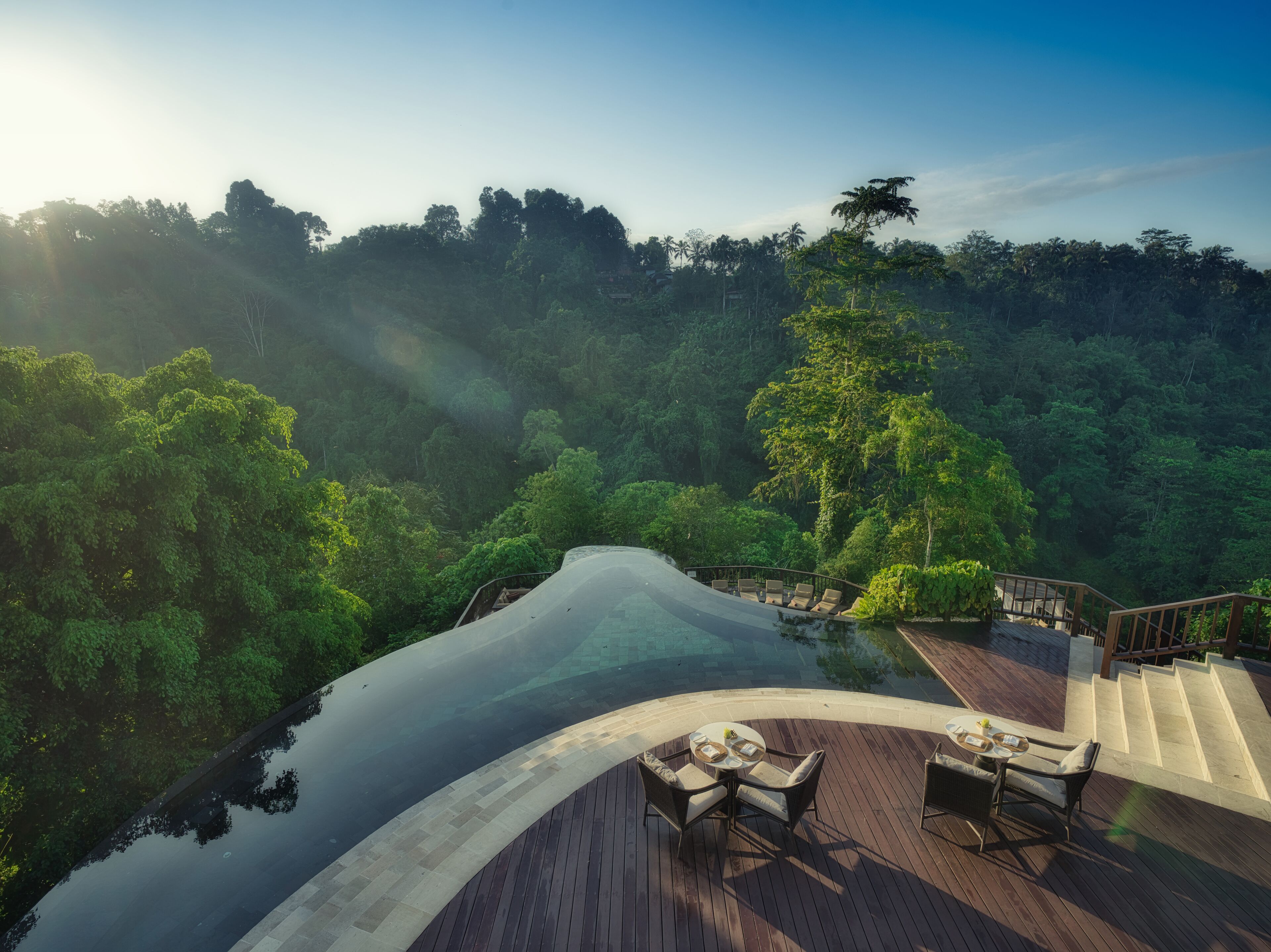 室外游泳池，池畔遮阳伞，日光浴躺椅