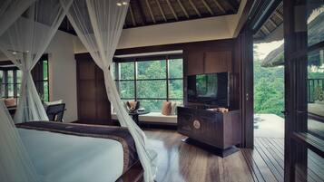 Premium bedding, minibar, in-room safe, desk