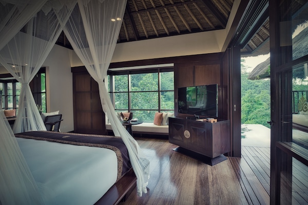 Two Bedroom Pool Villa | Seprai premium, minibar, brankas, dan meja kerja