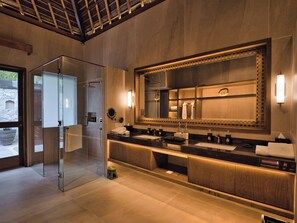 Premium villa, 5 slaapkamers, uitzicht op tuin (Hidden Palace) | Badkamer | Een diep bad, een regendouche, gratis toiletartikelen, een haardroger