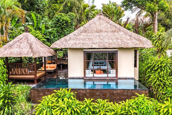 Romantic Villa, 1 Bedroom, Private Pool (Riverside Pool Villa) | Peralatan tempat tidur premium, bar mini, peti besi dalam bilik, meja