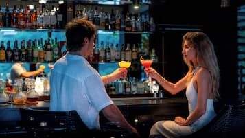 Un bar con un cantinero y un cliente.