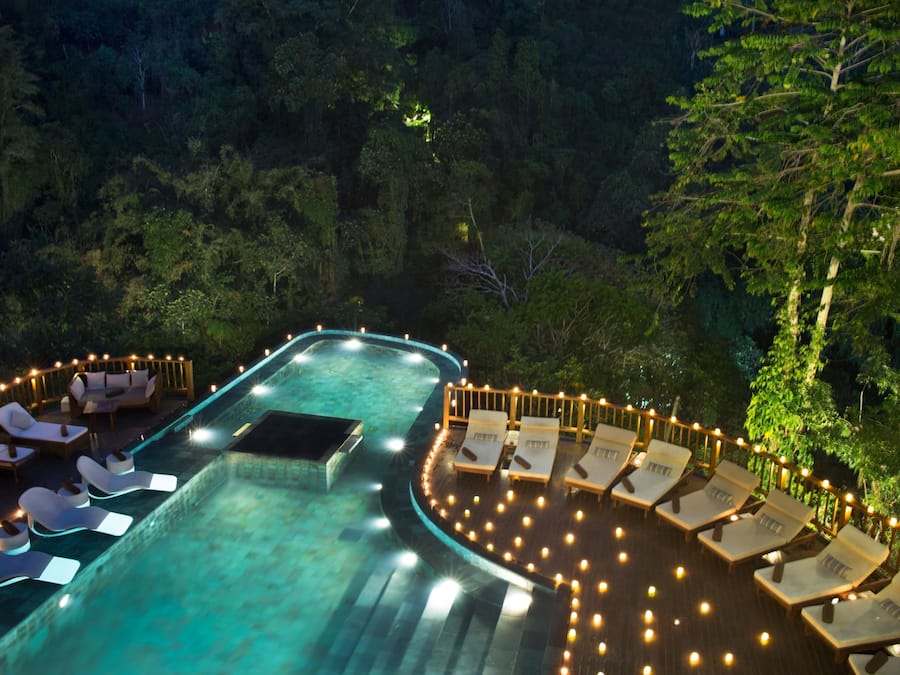 Piscina externa, guarda-sóis, espreguiçadeiras