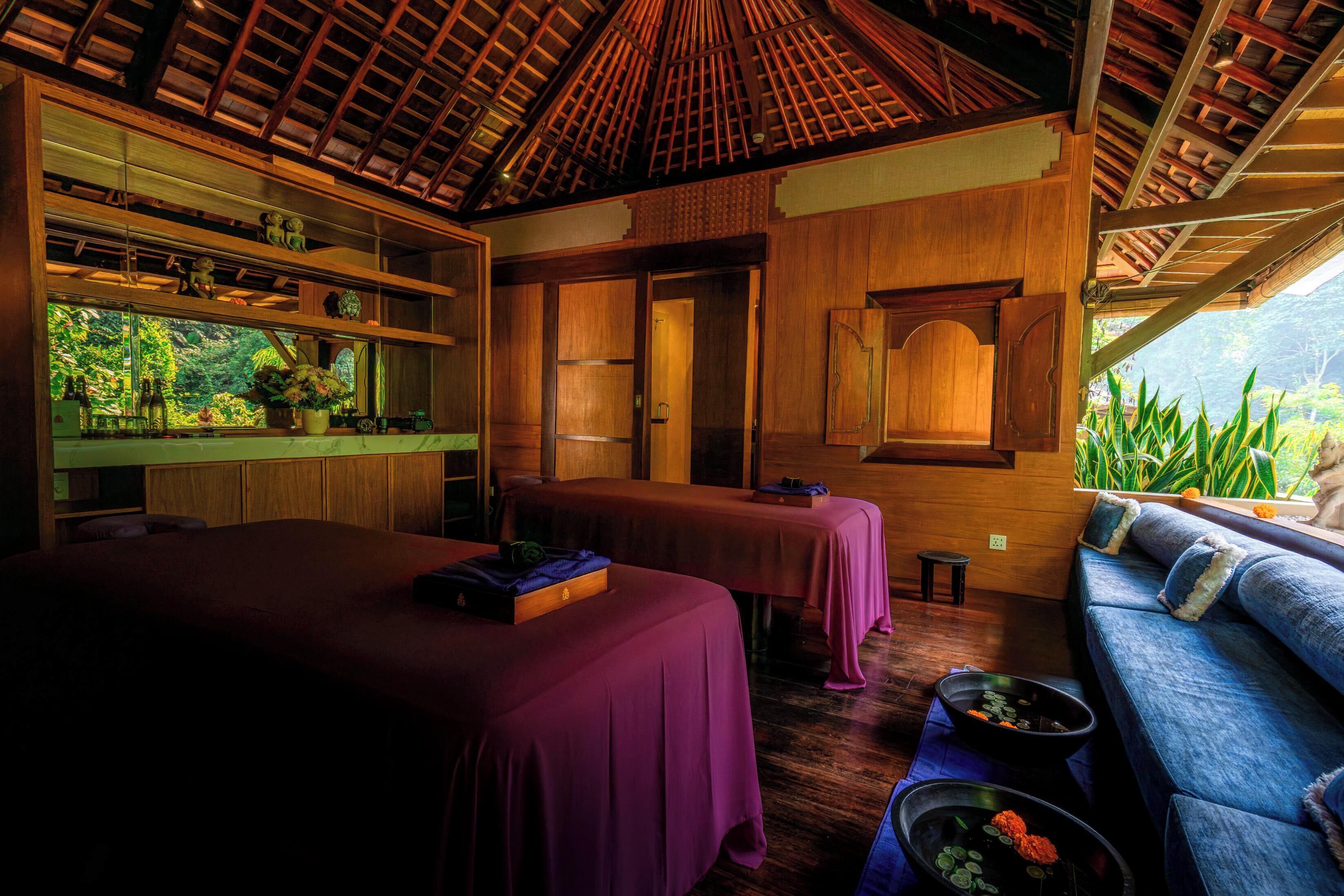 Couples treatment rooms, hot tub, body treatments, aromatherapy