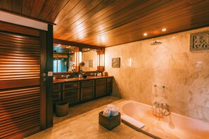 Separate bathtub and shower, deep-soaking bathtub, free toiletries - Jimbaran Puri, A Belmond Hotel, Bali (Jimbaran)