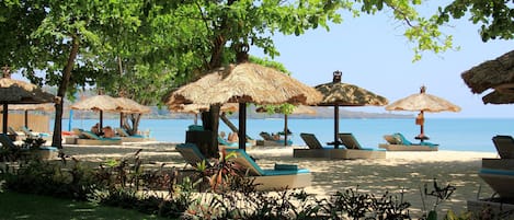 Sulla spiaggia, sabbia bianca, cabine da spiaggia gratuite