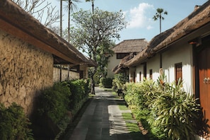 Seprai premium, minibar, brankas, dan meja kerja