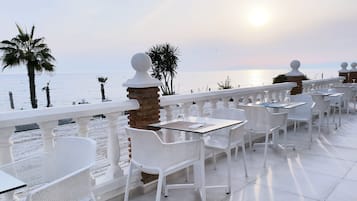 Phục vụ bữa sáng, bữa trưa và bữa tối