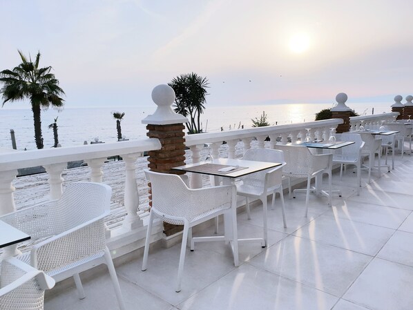 Breakfast, lunch and dinner served